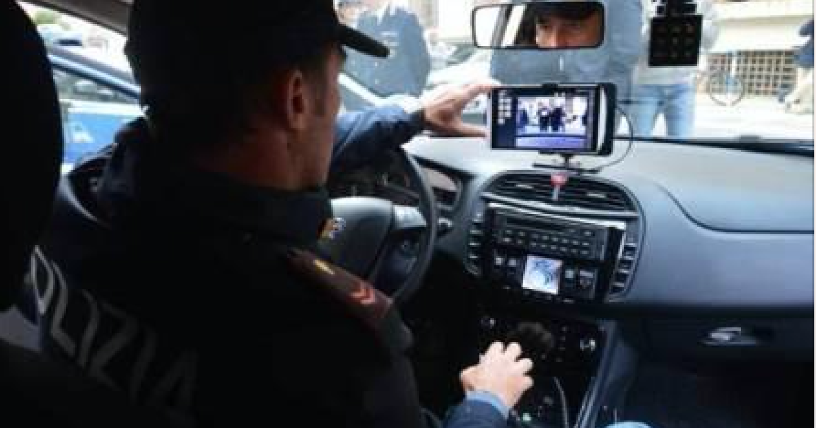 Foggia, alla guida di un'auto rubata e con la patente sospesa: denunciato 50enne