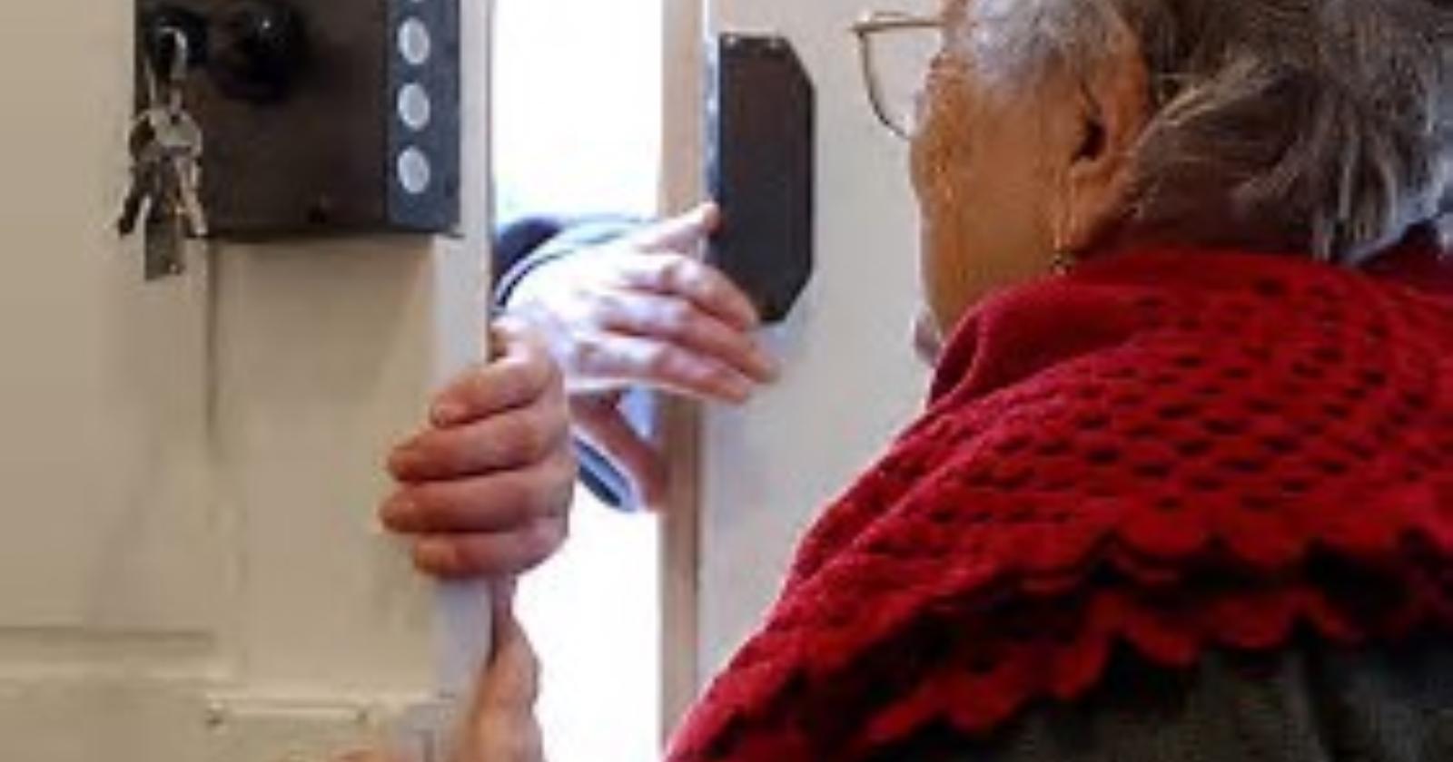 Truffa anziani, bidonista consegna pacco di gioielli ma dentro solo cartacce