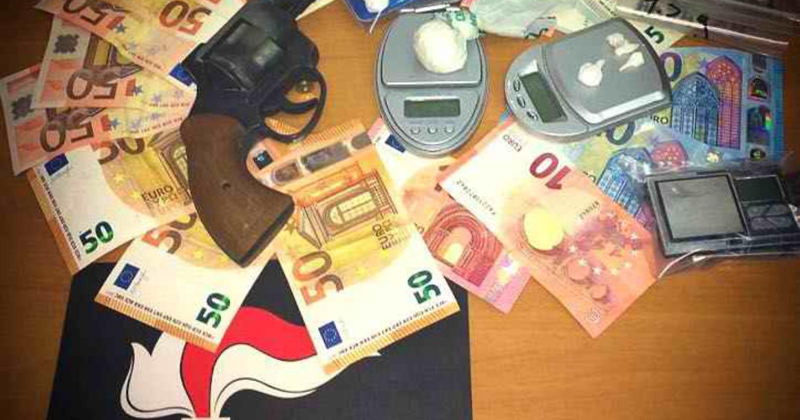 Manfredonia, gestiva un distributore automatico di droga: arrestata un'intera famiglia 