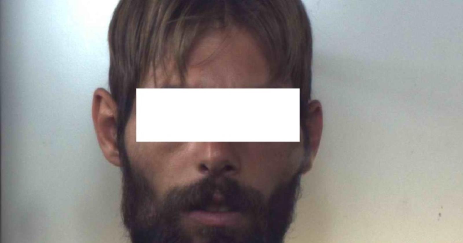 Prima le chiede una sigaretta, poi le sferra un pugno in faccia e le rapina la borsetta: arrestato 