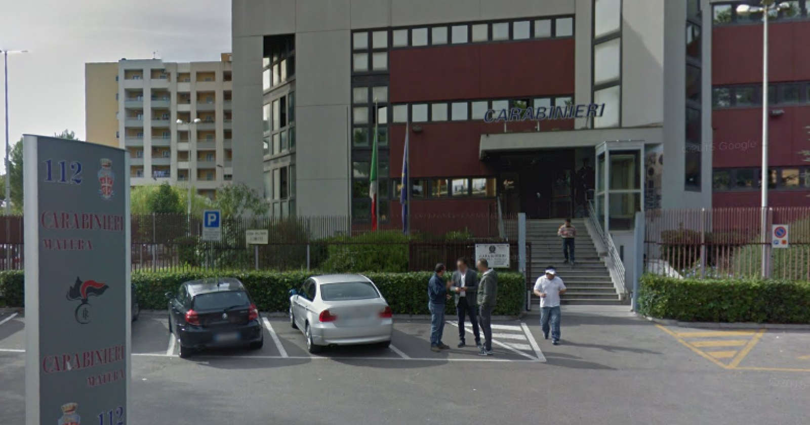 Matera, pregiudicato minaccia una ragazza con un coltello. Lei si barrica nel negozio. Salvata dai carabinieri