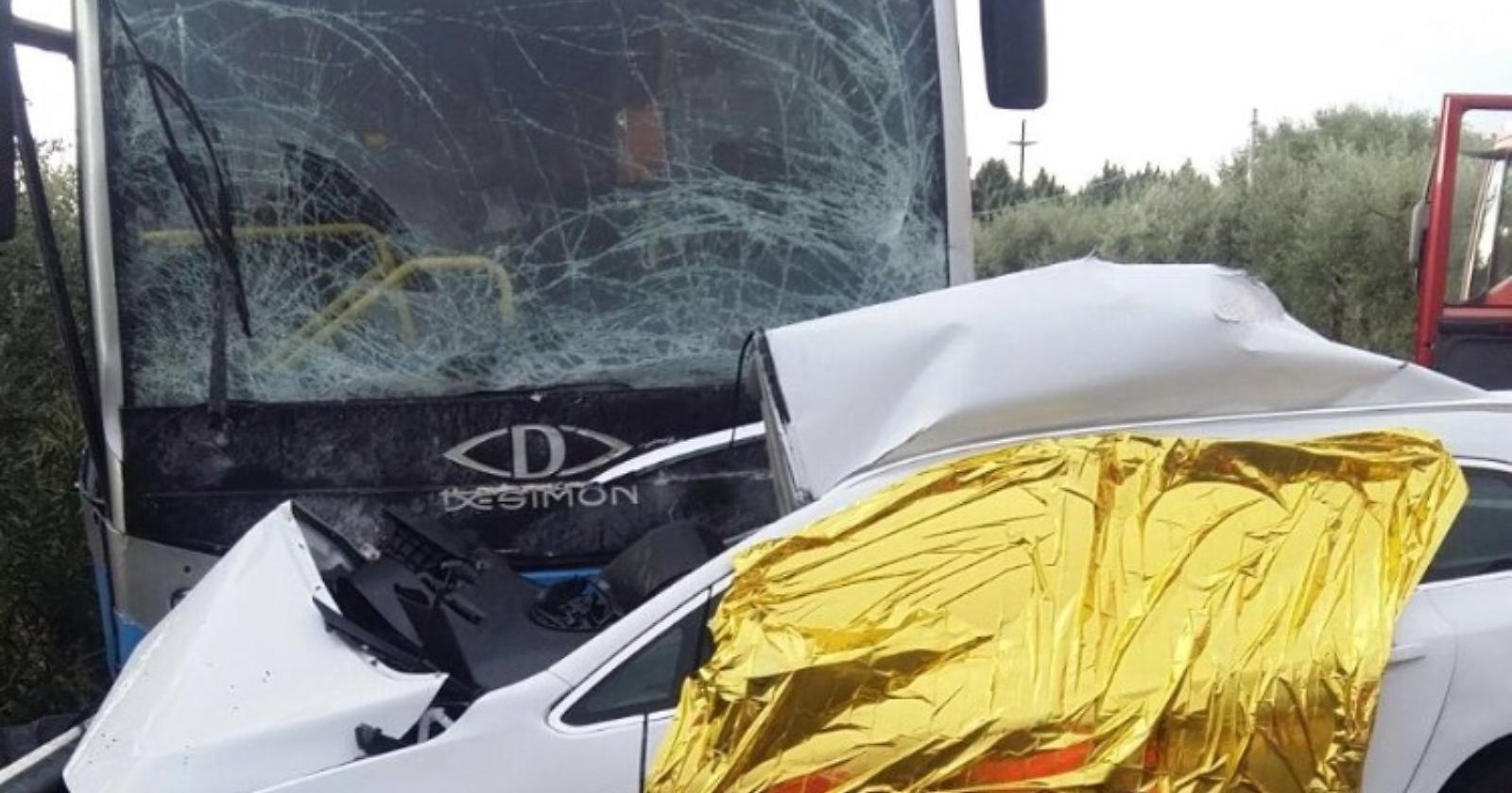 Incidente stradale, pullman contro auto sulla Sp 45: un morto e feriti 