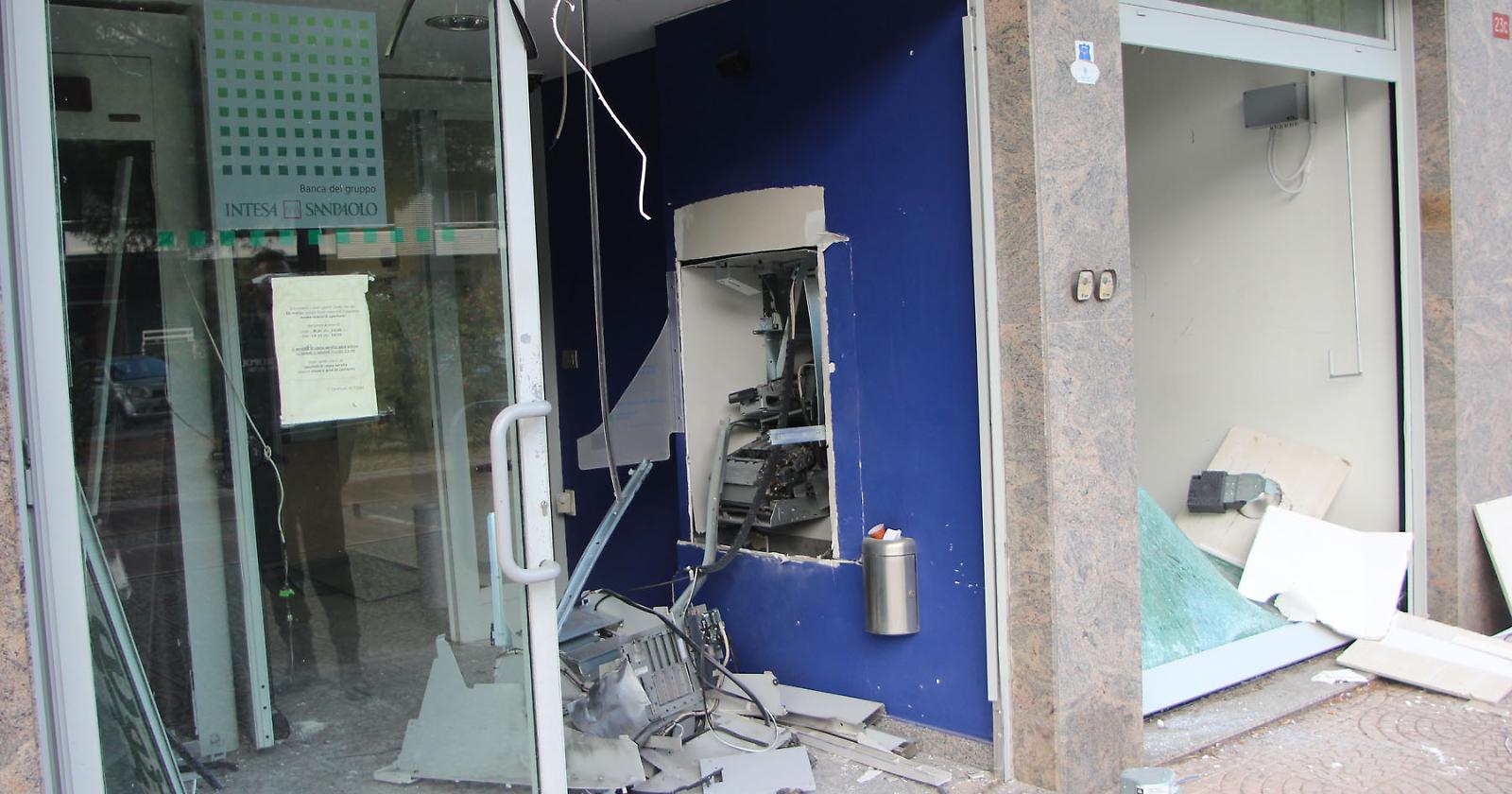 Viale Francia, tentato assalto al Banco di Napoli: polizia mette in fuga  i rapinatori 