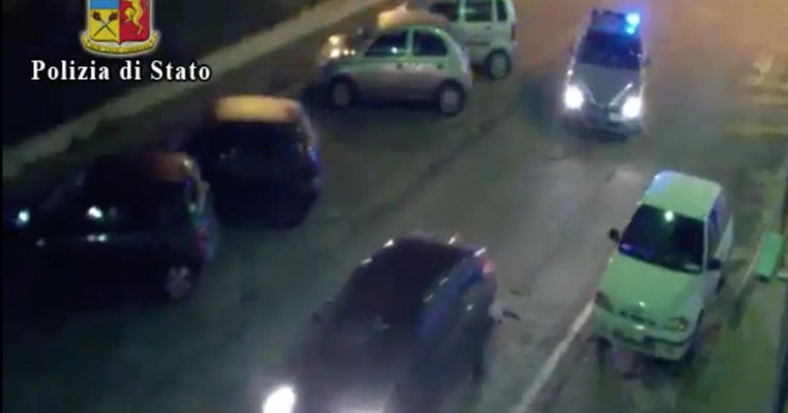 Sparatoria in Via Forcella: colpi di pistsola contro una Smart