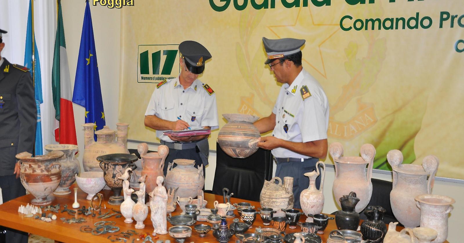 Di giorno professionisti, "di sera collezionisti" di reperti  archeologici: due arresti 