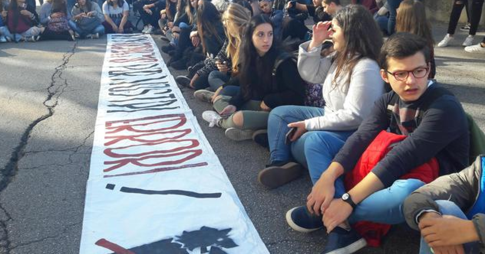 Studenti anti-petrolio manifestano davanti alla Regione Basilicata