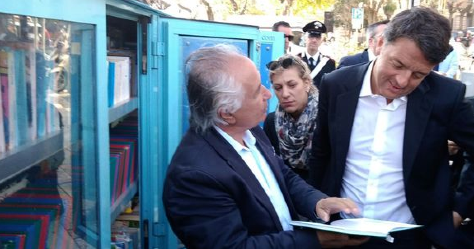 Matera, il Bibliomotocarro affascina Matteo Renzi