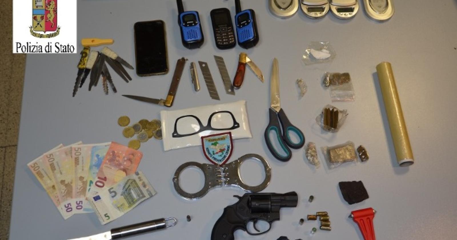 Foggia, manette e droga nella cameretta di un19enne: arrestato