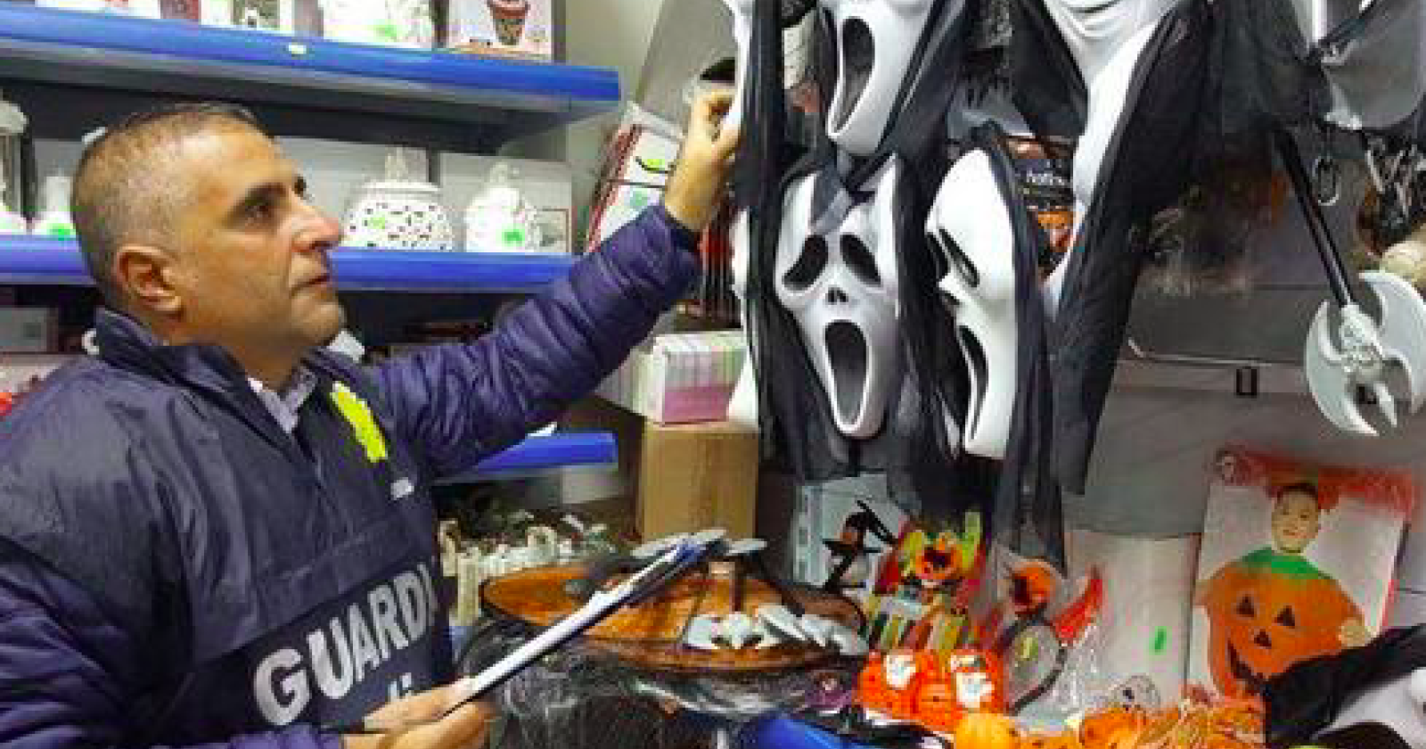 Le maschere cinesi da Halloween sono pericolose? La Guardia di finanza ne sequestra 3.700 tra Tito e Lagonegro