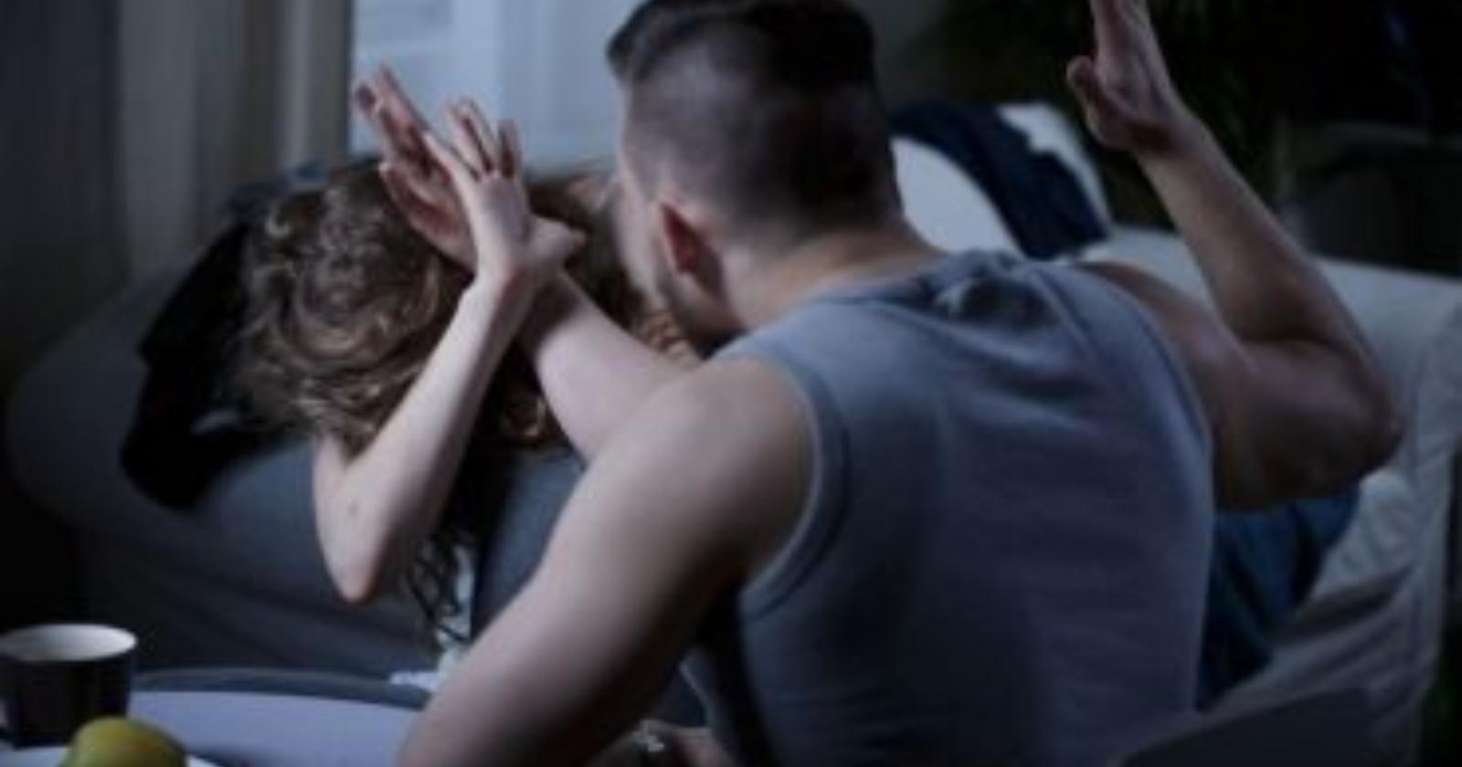Picchia i genitori e la sorella non vedente: arrestato