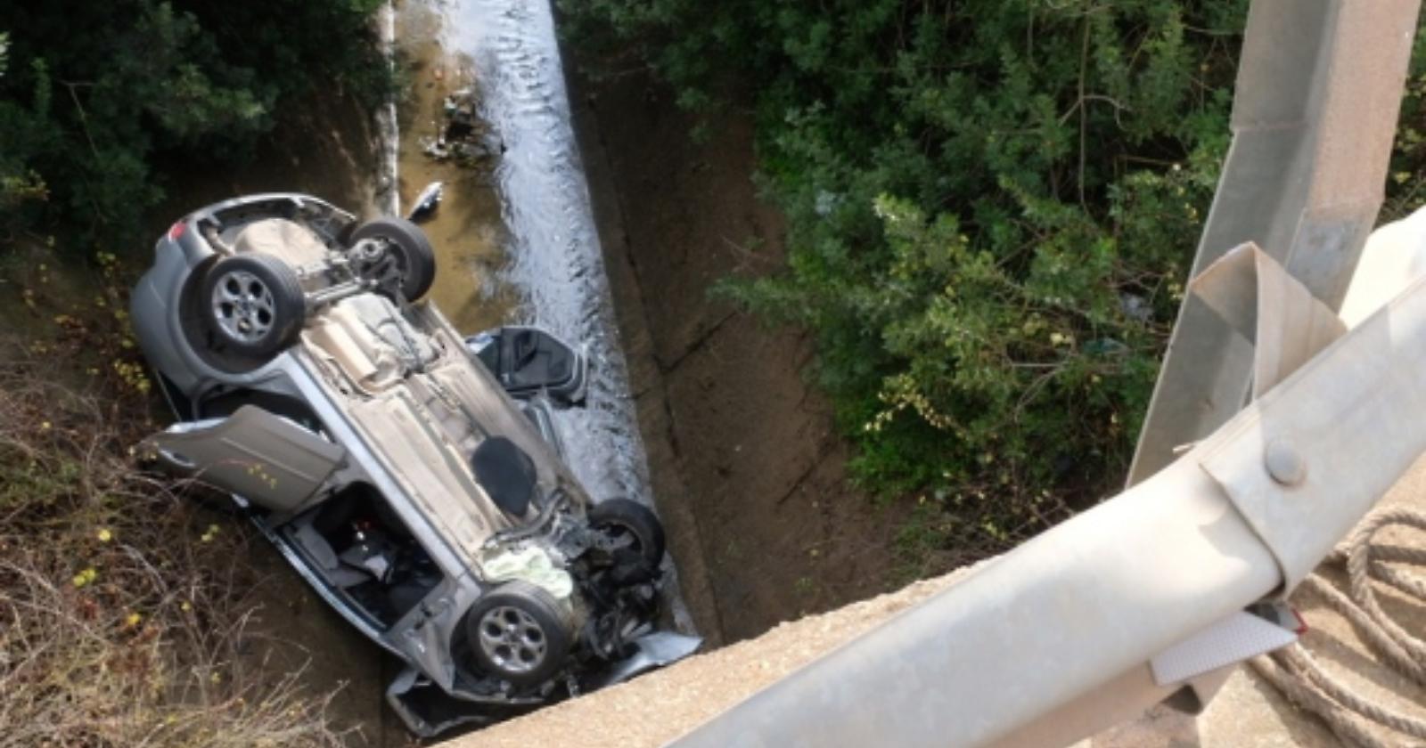 Candela, auto in un canalone: nell'abitacolo il corpo di un giovane 
