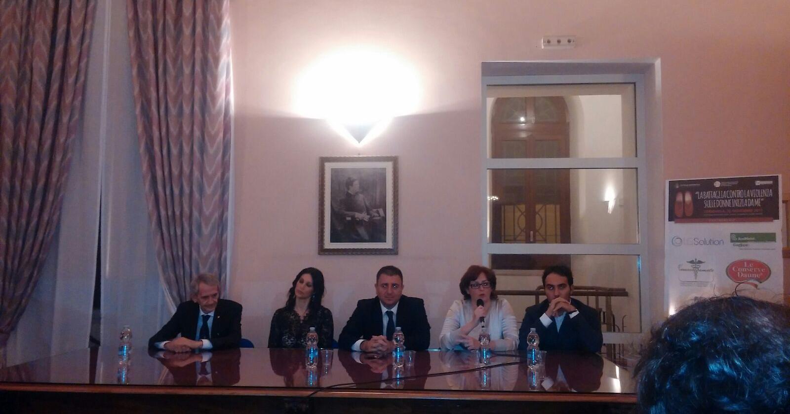 Cerignola in rosso e "Mercadante" gremito: la Giornata contro la violenza sulle donne è stata un successo