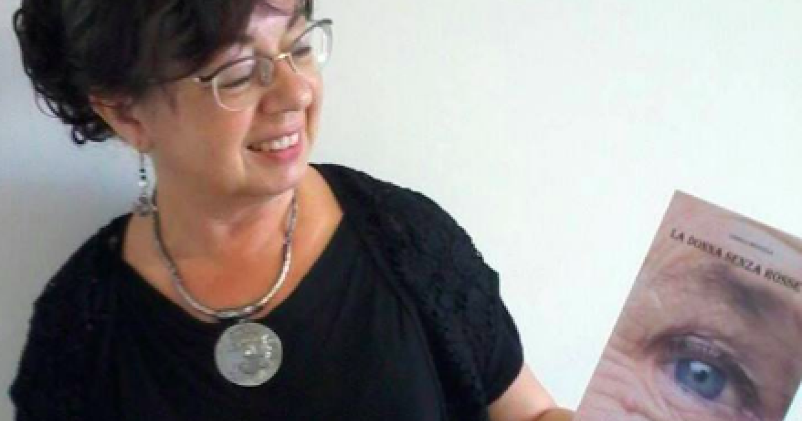 La donna senza rossetto. Carmela Bruscella presenta il suo libro con WoMan