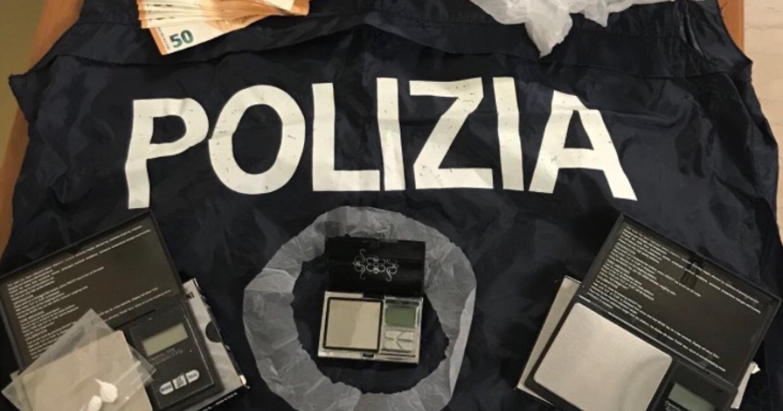 Coca e soldi nell'armadio della camera da letto: arrestato 46enne 