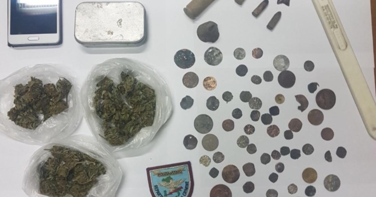 Reperti storici e droga a casa di un pregiudicato: arrestato 32enne 