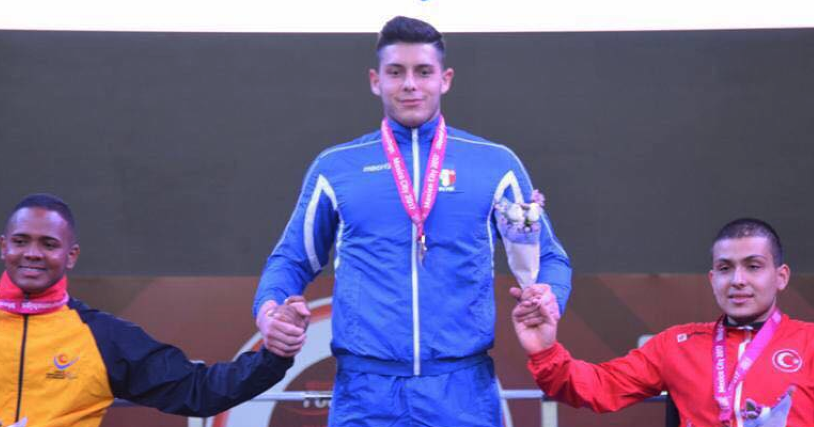 L'abbraccio commosso di Pietragalla al suo campione del mondo paralimpico