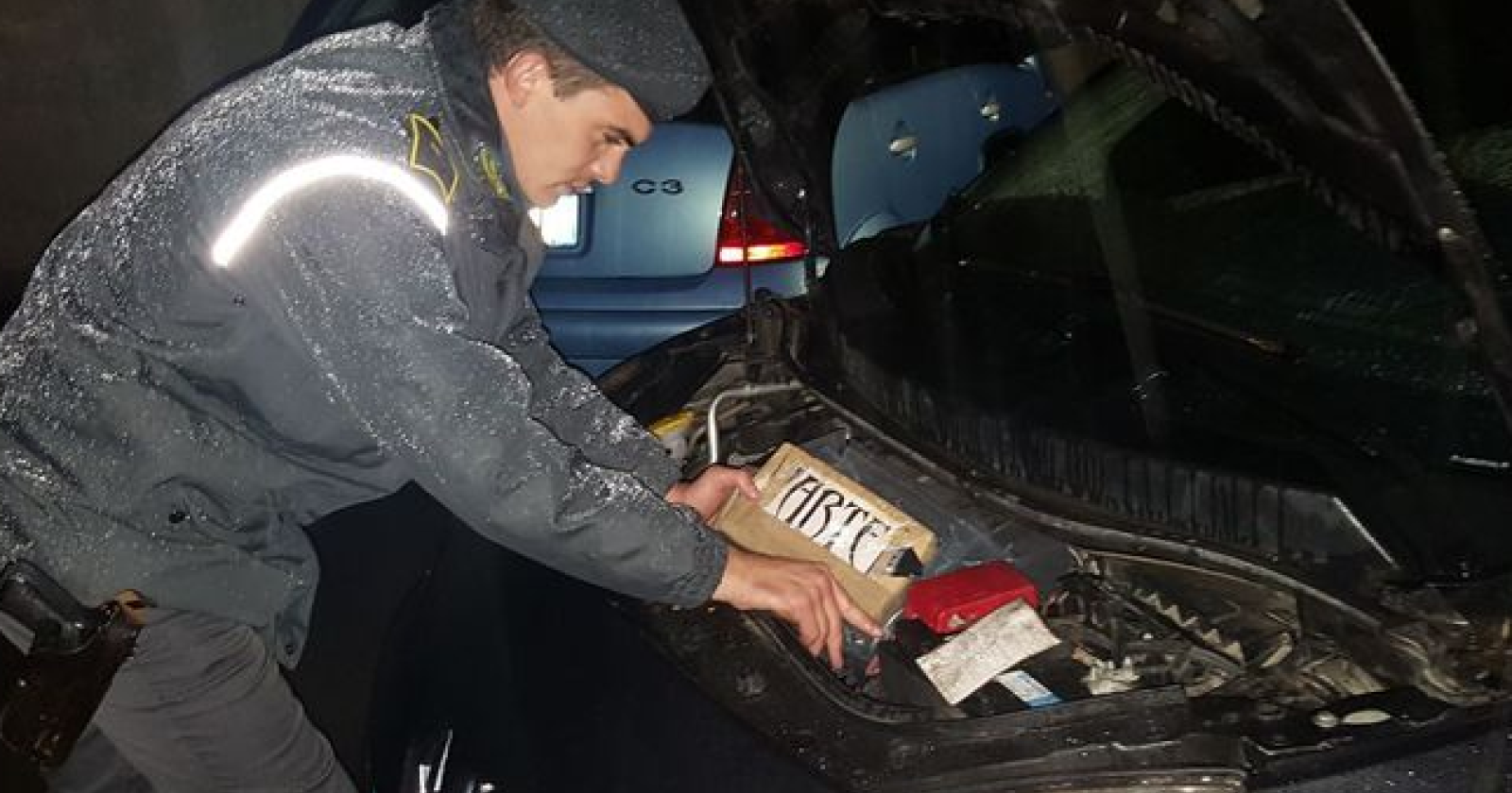 Viaggiava con un chilo di droga nel cofano dell'auto: albanese arrestato dalla Guardia di finanza