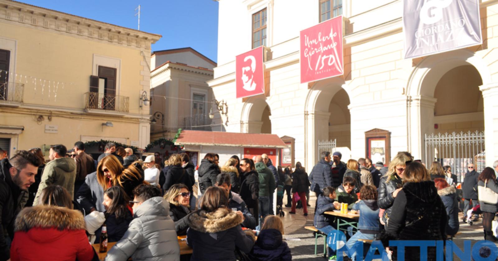 A Foggia il sindaco blocca i tradizionali aperitivi baraonda di Natale: niente bevande dalle 11 e chiusura dei locali nelle vigilie