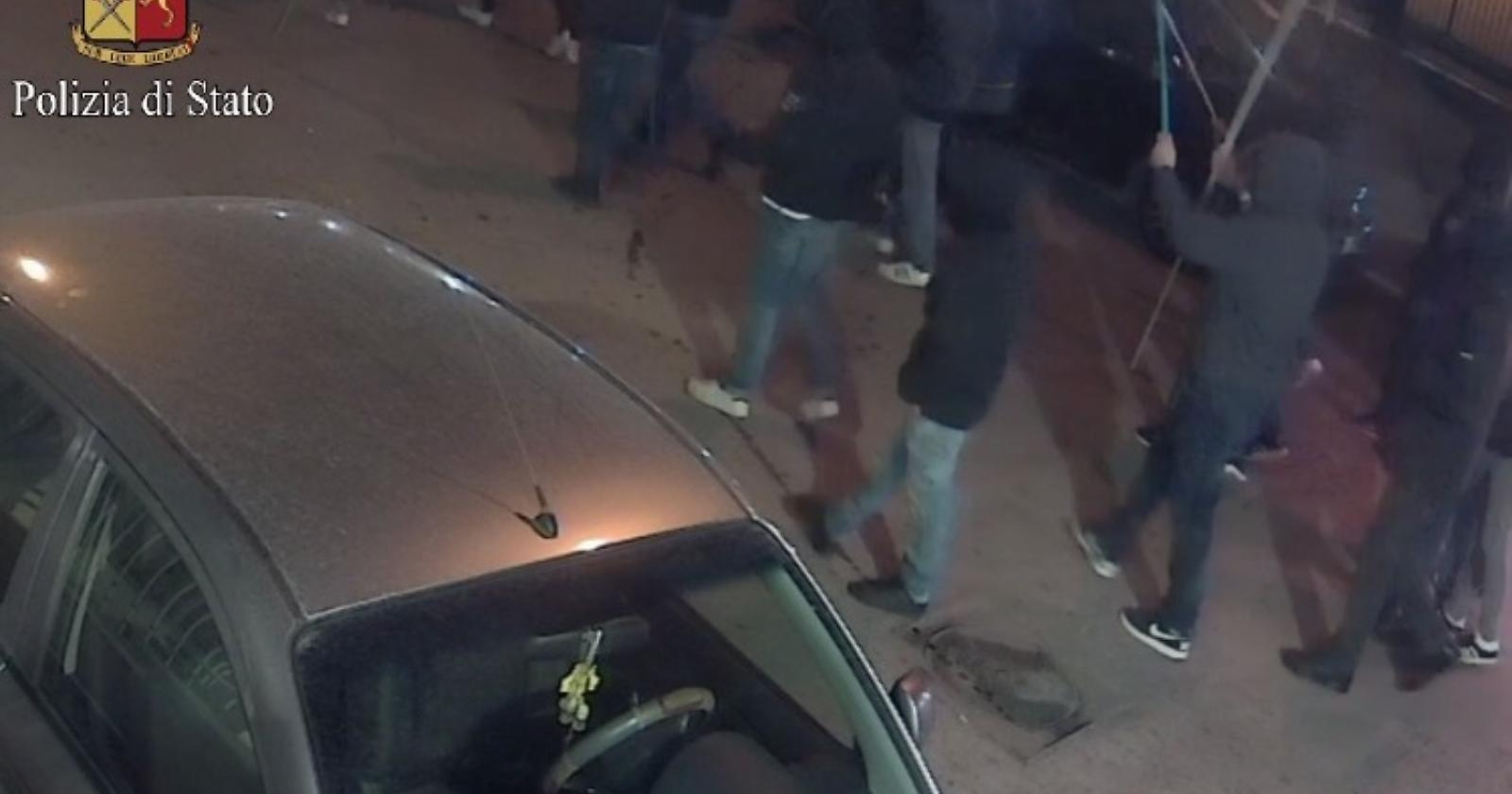 A Foggia i piccoli delinquenti ora passano alle pietre: sassaiola contro automobilisti e passanti