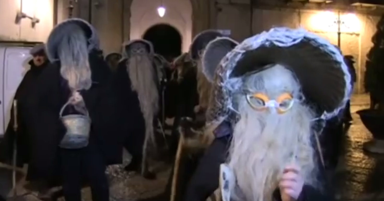Uomini mascherati con lunghi abiti neri, ispide barbe, catene ai piedi ed un ago in mano minacciano i bambini: tornano i Cucibocca
