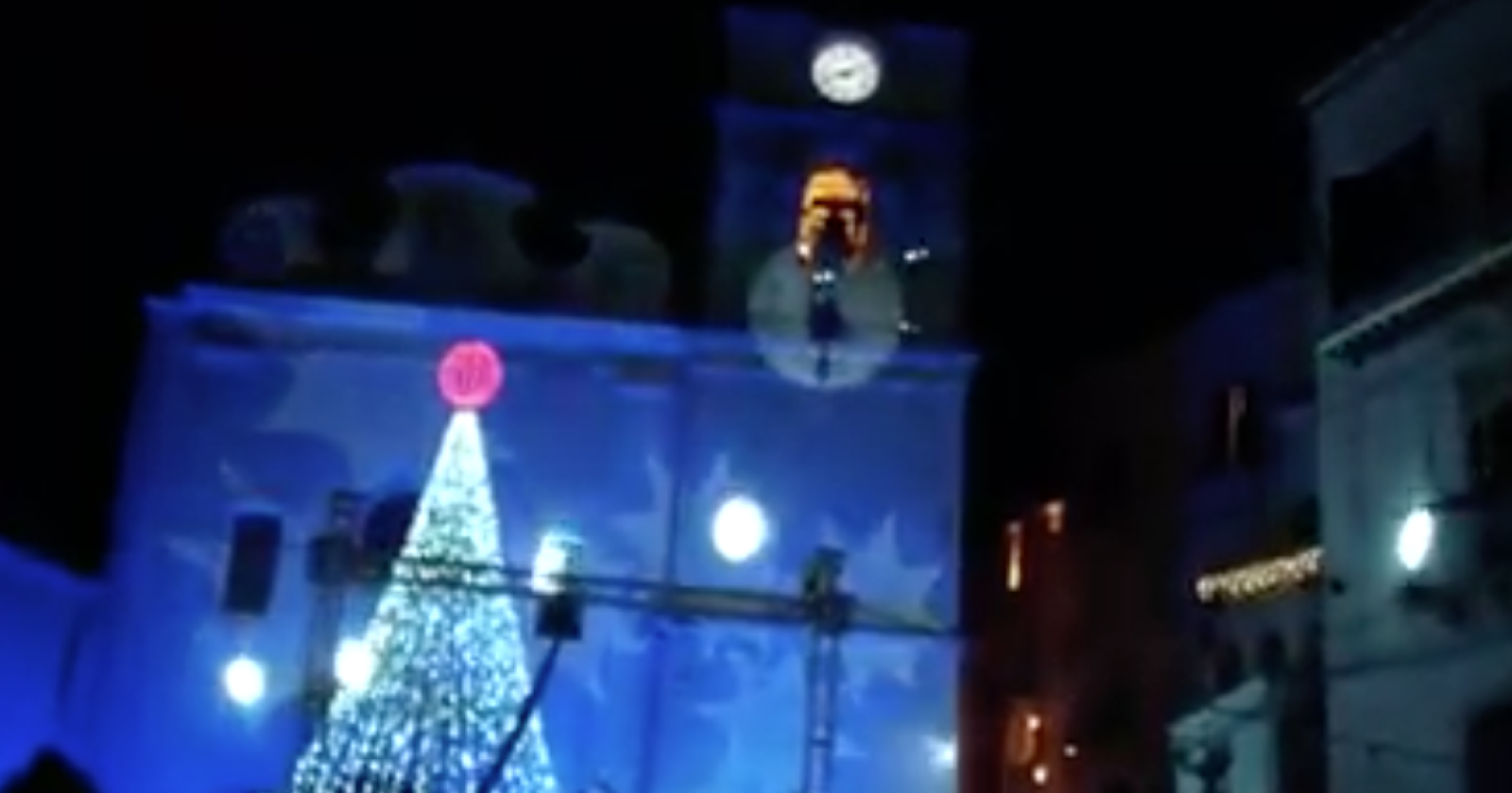A Candela la Befana ruba la scena a Babbo Natale buttandosi dal campanile della chiesa