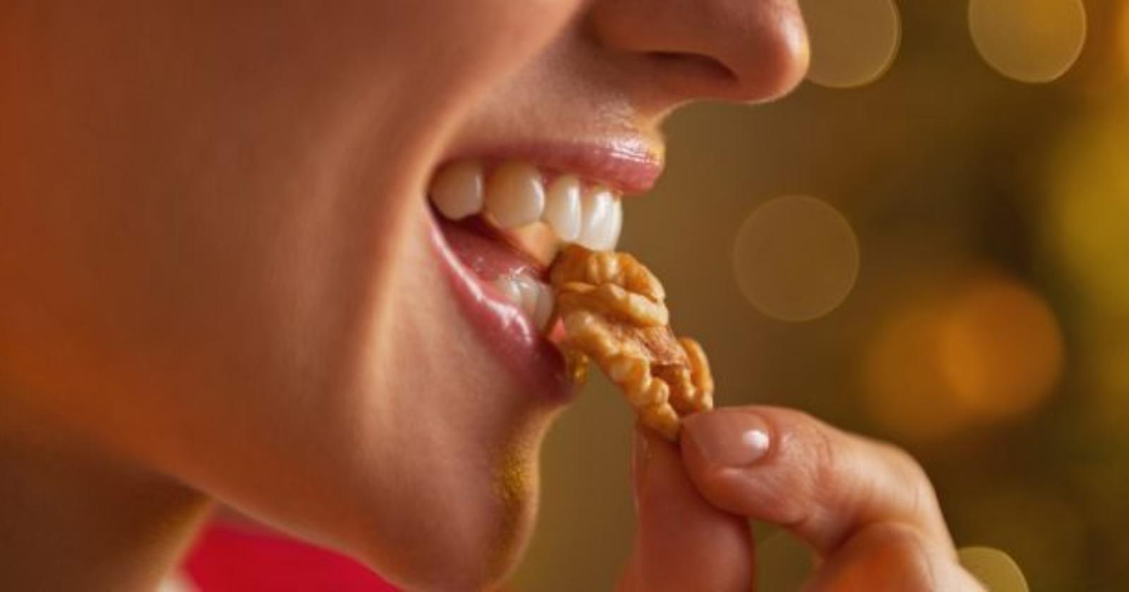 Una noce al giorno toglie il grasso di torno (e fa pure bene al cuore)