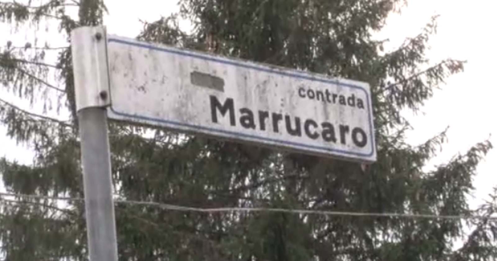 Potenza, il giallo di contrada Marrucaro: ferita compatibile con una caduta, ma la Procura sequestra i vestiti al figlio