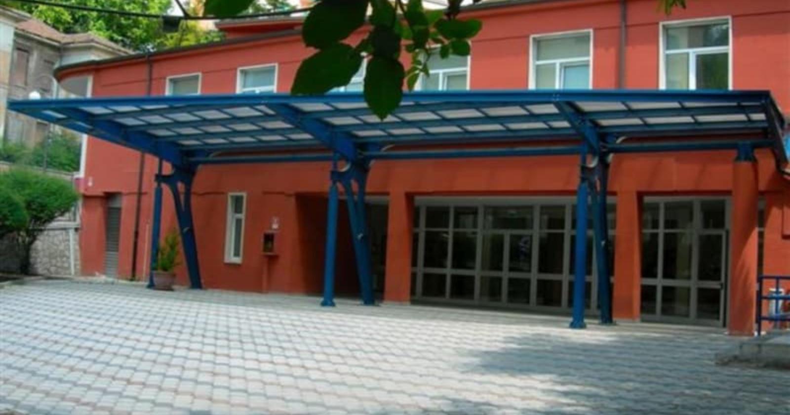 Potenza, baby gang sorpresa a rubare nel liceo classico