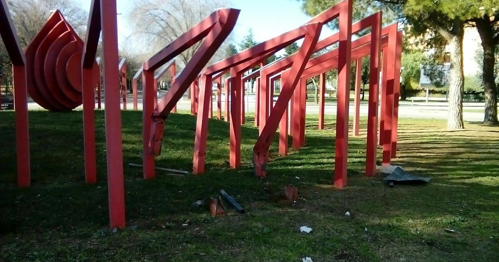 Incidente  in Viale Pinto, auto si schianta contro l'opera dell'Avis: danneggiata