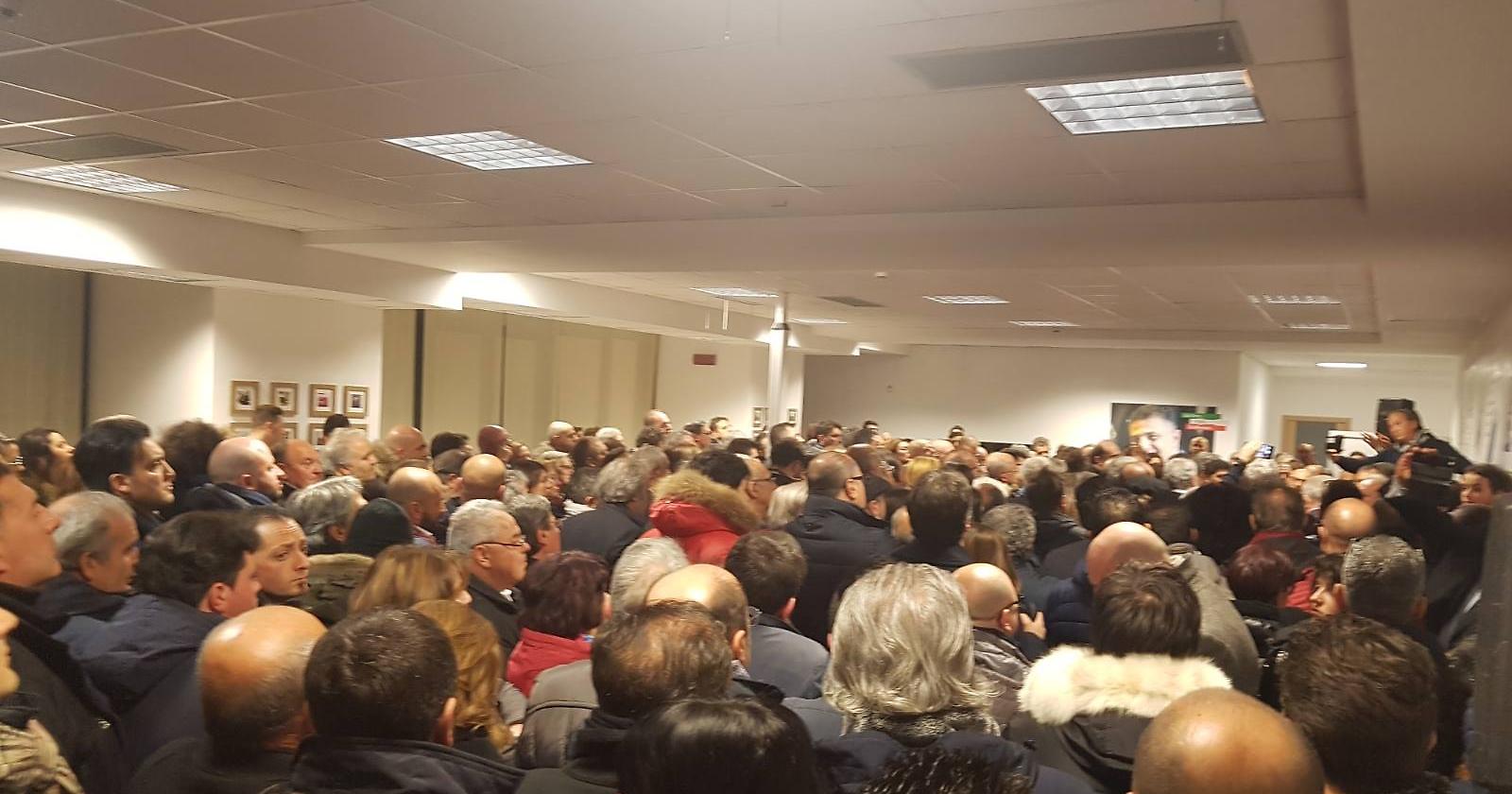 Vito De Filippo apre il comitato elettorale e fa il pienone
