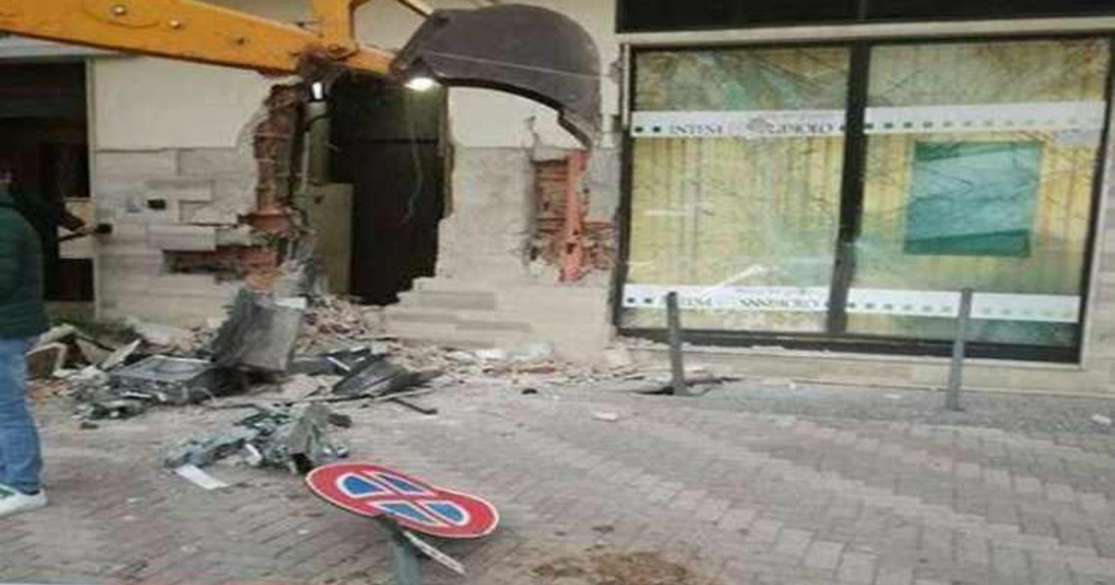 Bancomat sventrato a Bernalda, in manette un barese 