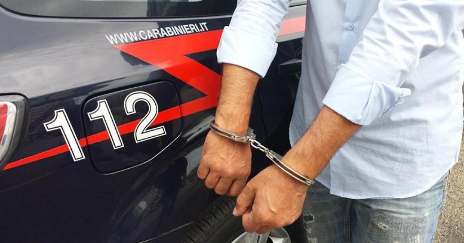 Minaccia di morte l'ex moglie con un coltello, arrestato a Matera