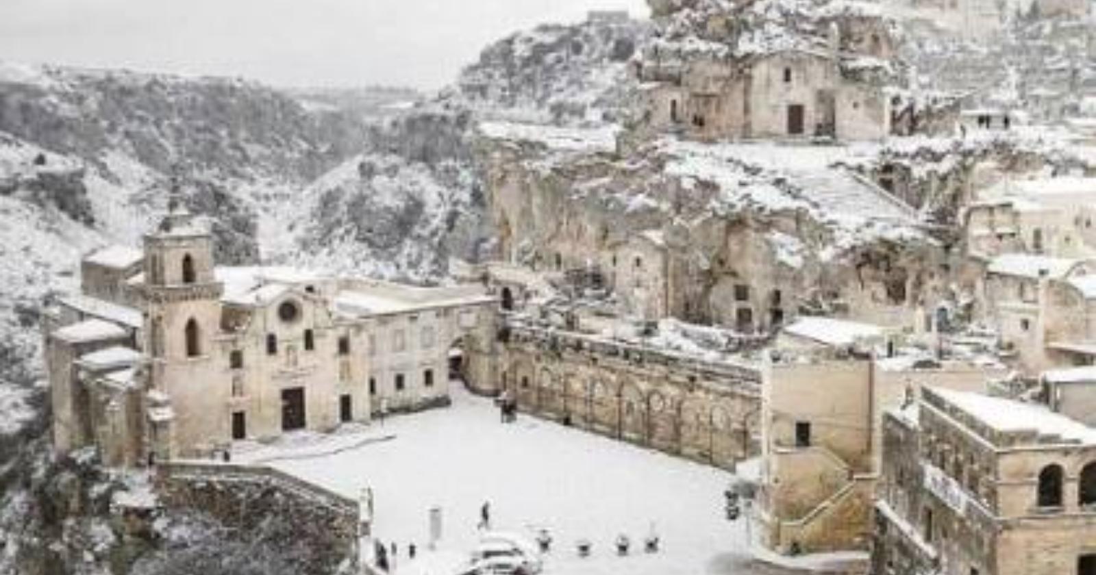Maltempo in Basilicata, la neve imbianca anche i Sassi di Matera