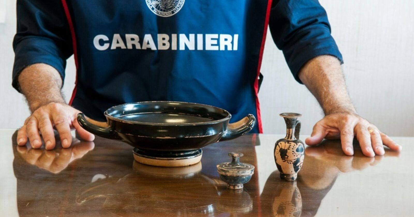 Aveva in casa decine di reperti archeologici: denunciato dai carabinieri