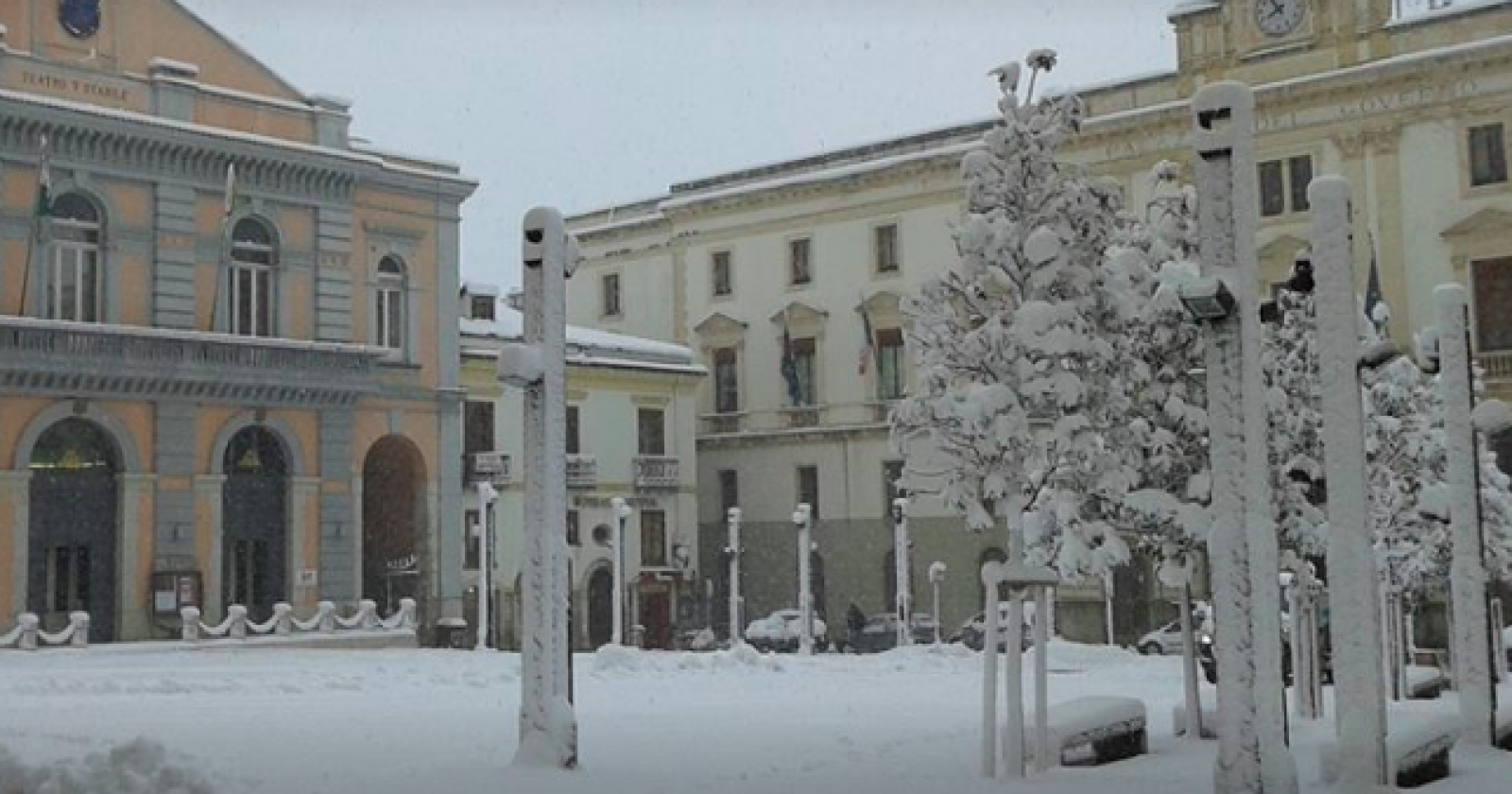 Tragedia a Potenza: un uomo è morto in macchina nel traffico bloccato dalla neve