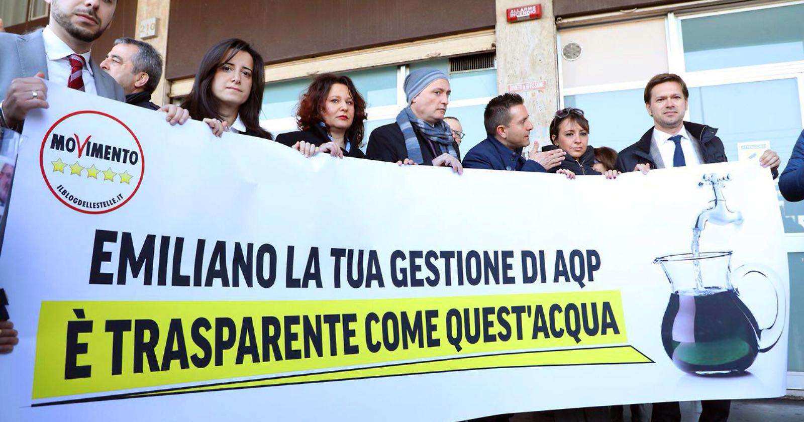 I consiglieri regionali 5 Stelle a Emiliano: «La tua gestione dell'Acquedotto è come quest'acqua, puzza!»