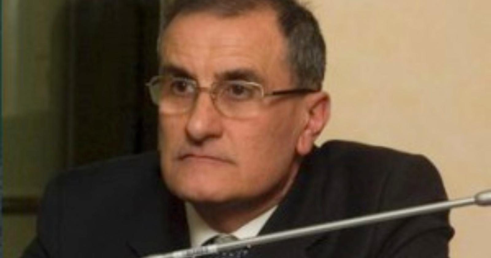 Sospeso il vicepresidente ai domiciliari per stalking. Ora si dovrebbe procedere con la surroga. Il primo dei non eletti è Leonardo Giordano