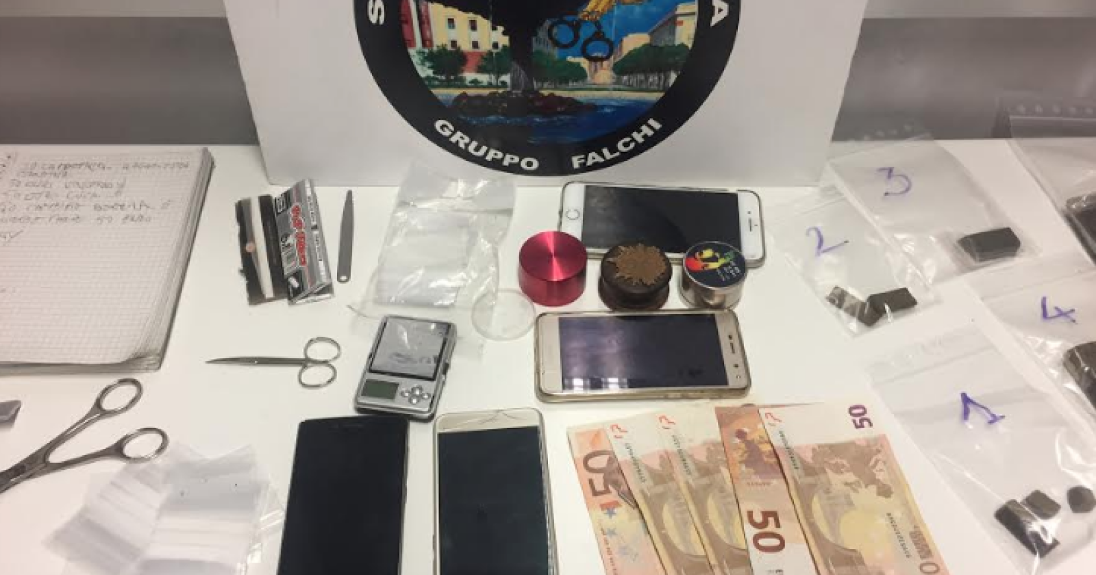 Padre e figlio sorpresi a spacciare: arrestati