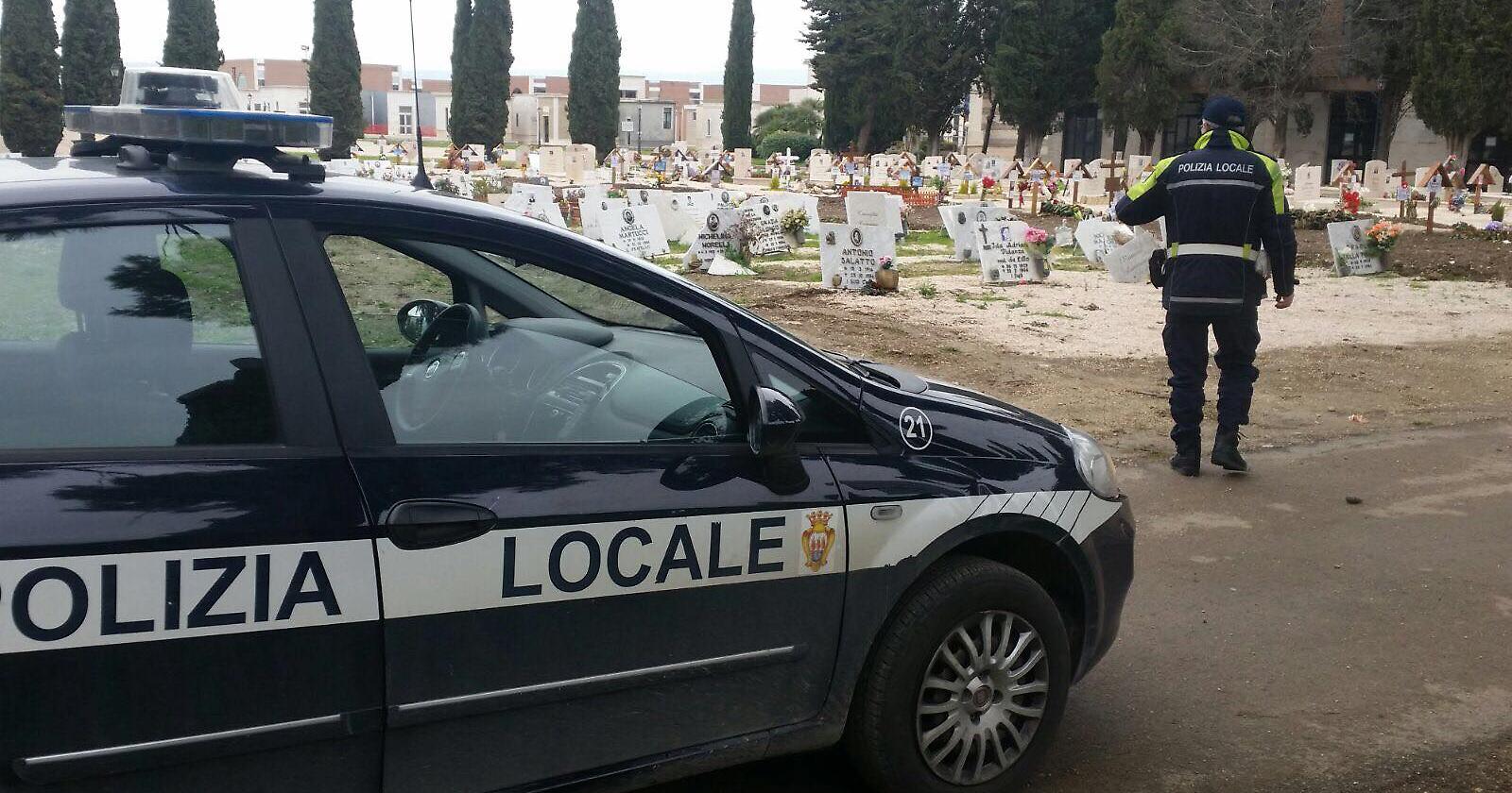 Foggia, rubavano presso le tombe: denunciati dalla Polizia Municipale
