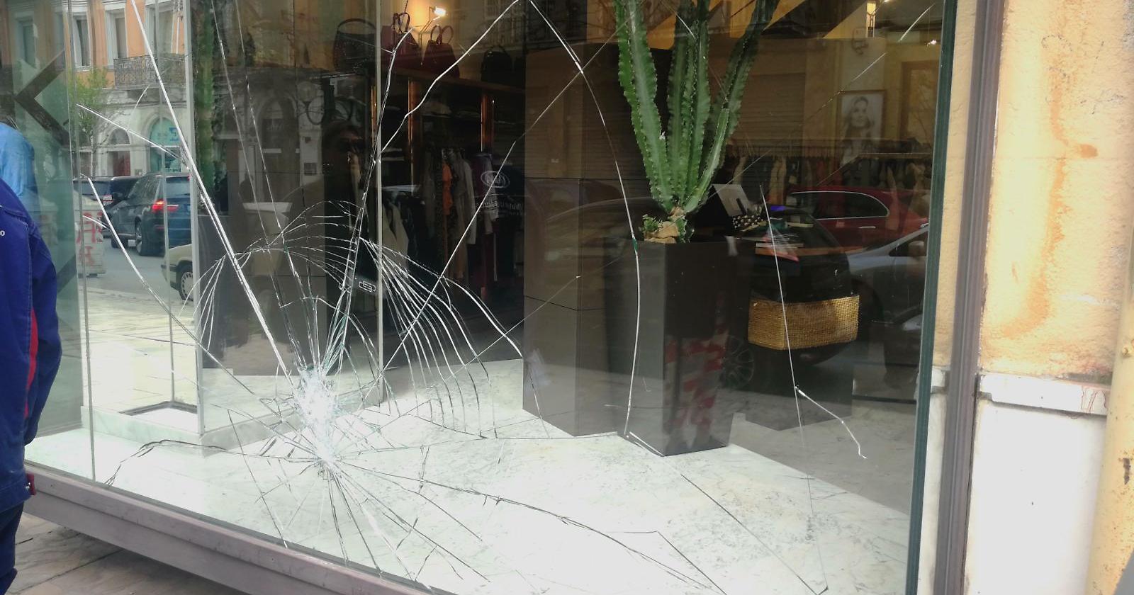 Foggia, tentativo di spaccata ad un negozio di abbigliamento 