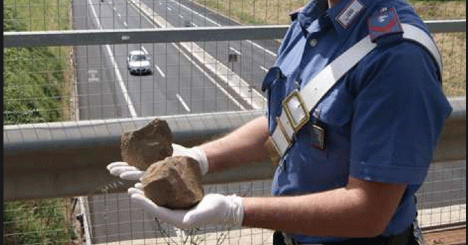 Statale 16: lanciano sassi dal cavalcavia e colpiscono auto, nessun ferito