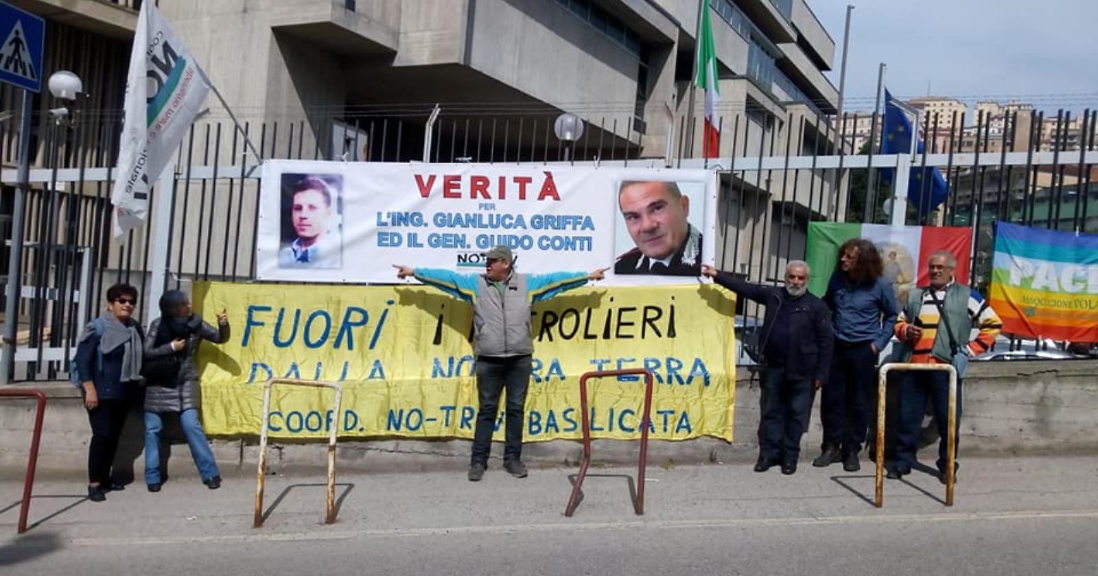 Dentro il processo sull'inquinamento Eni, fuori la manifestazione per chiedere verità sulla morte di Griffa e Conti