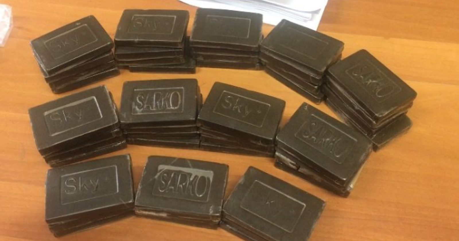 Droga griffata per indicarne la qualità: nove arresti 