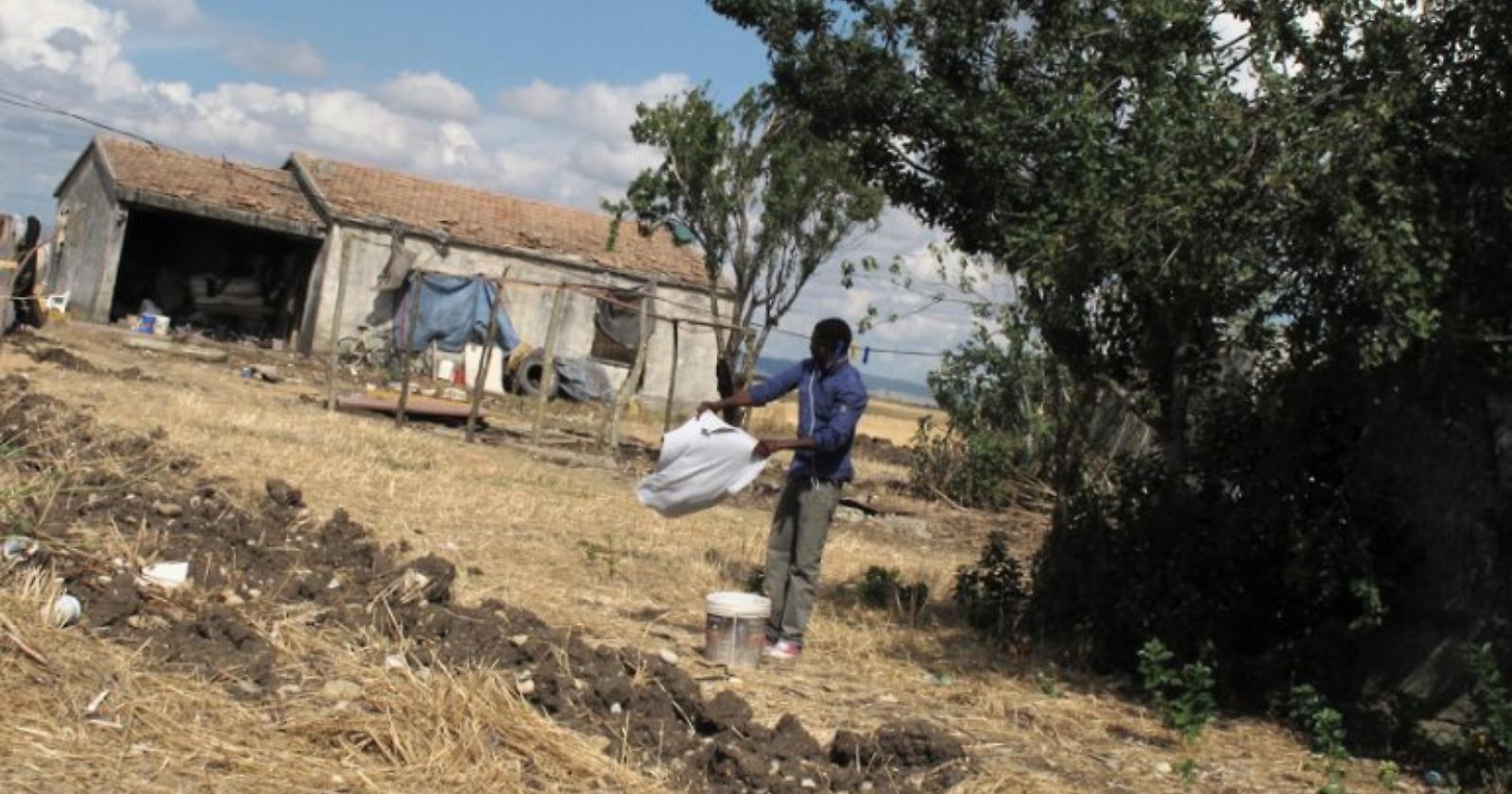 Venosa, occupavano abusivamente alcuni edifici di campagna: denunciati 13 extracomunitari