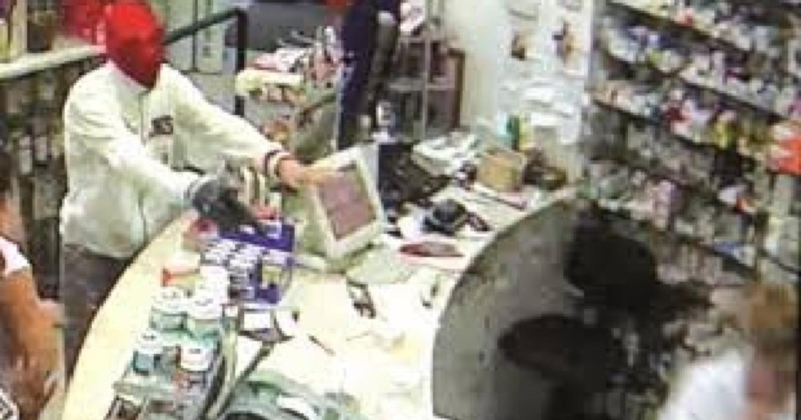 Lucera, rapinata farmacia: malvivente fugge con 300 euro