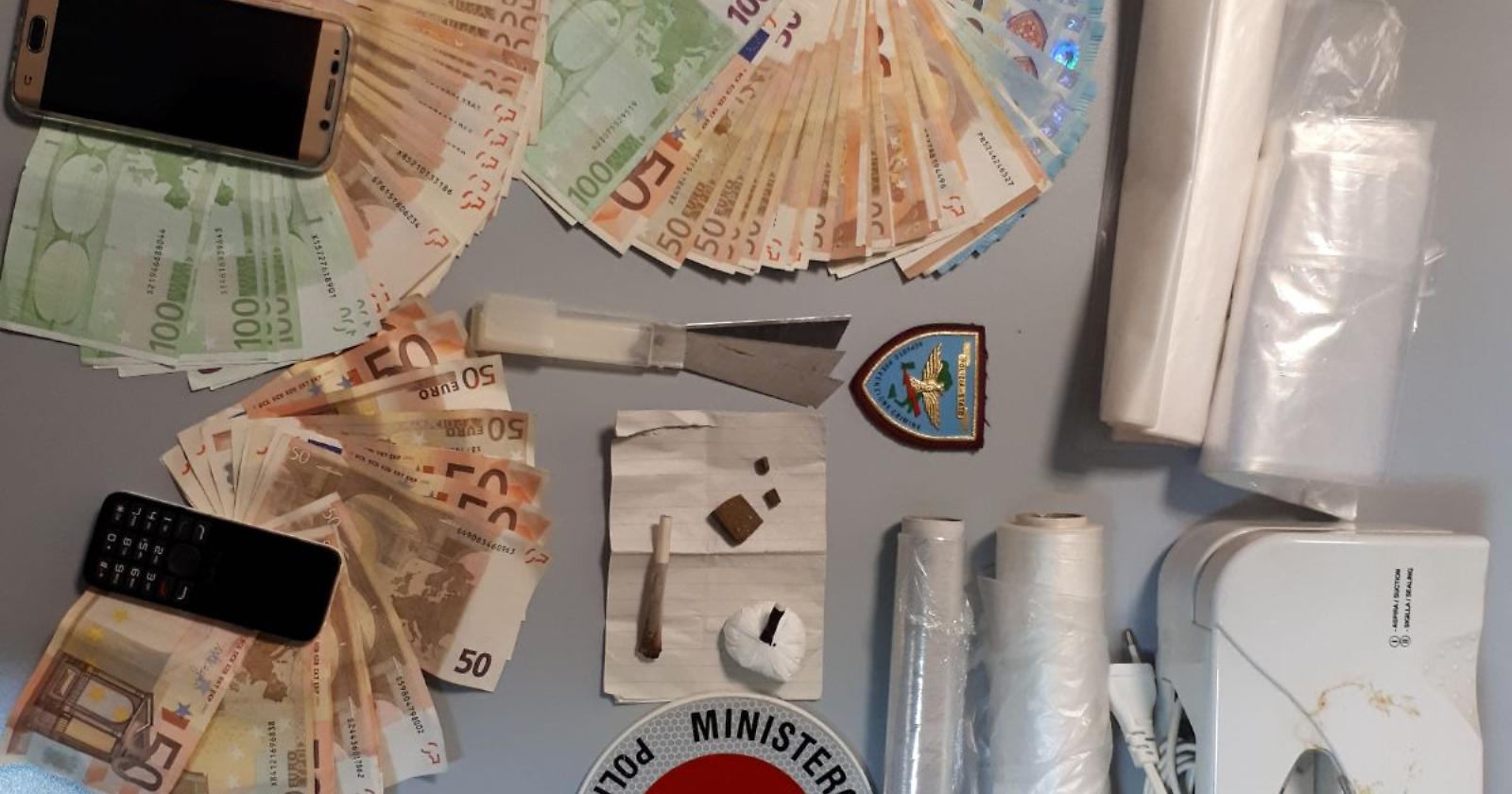 In casa con 6mila euro e dosi di cocaina: arrestato 33enne 
