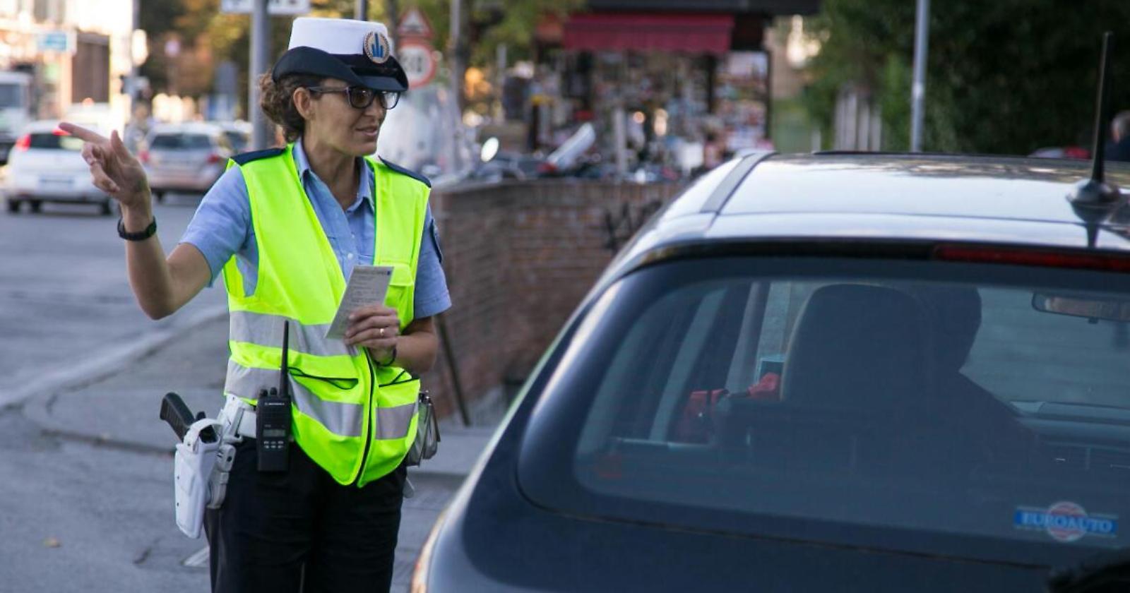 Cellulare alla guida e prostituzione, stretta della Polizia locale di Potenza