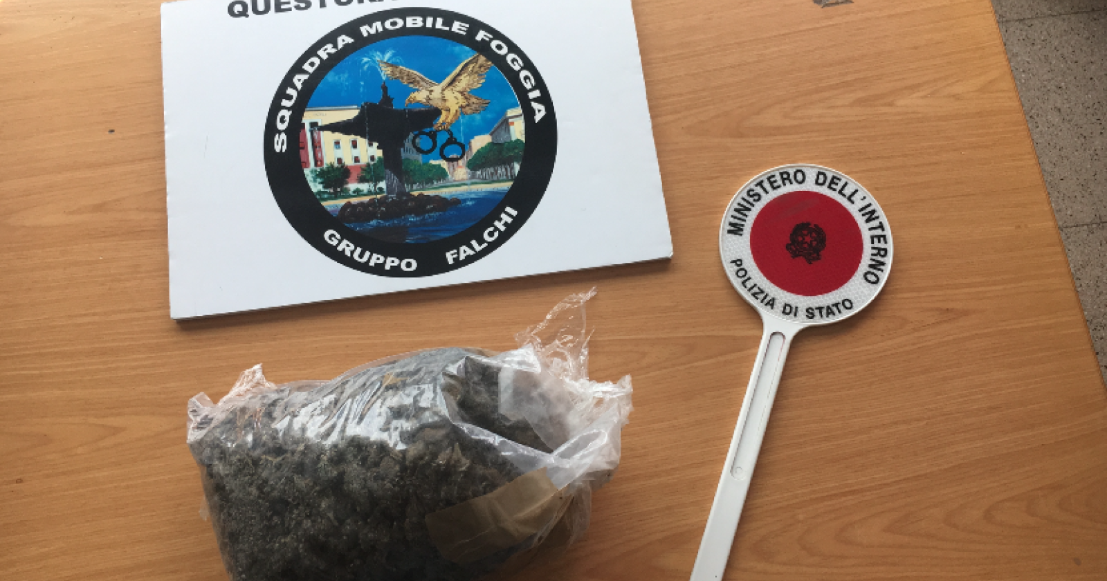 A spasso con un chilo di droga, i Falchi della Mobile non lo mollano