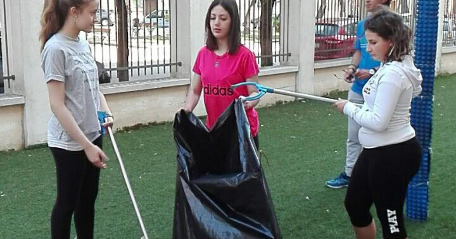 Foggia, alla "Parisi-De Sanctis" la giornata dell'ambiente a colpi di ramazza