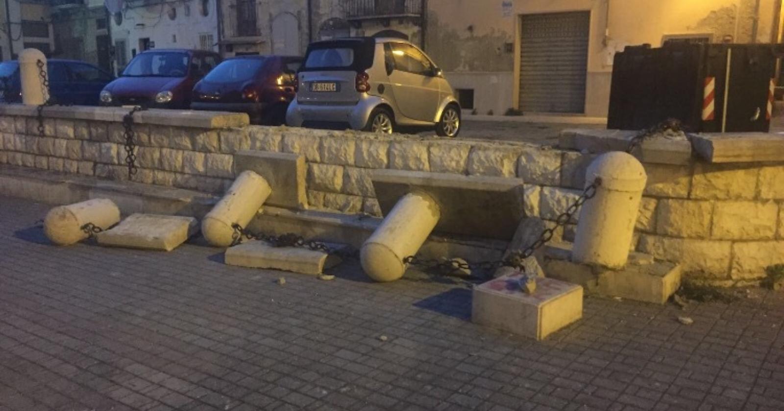 Piazza Municipio vandalizzata: individuati i 5 ragazzini responsabili